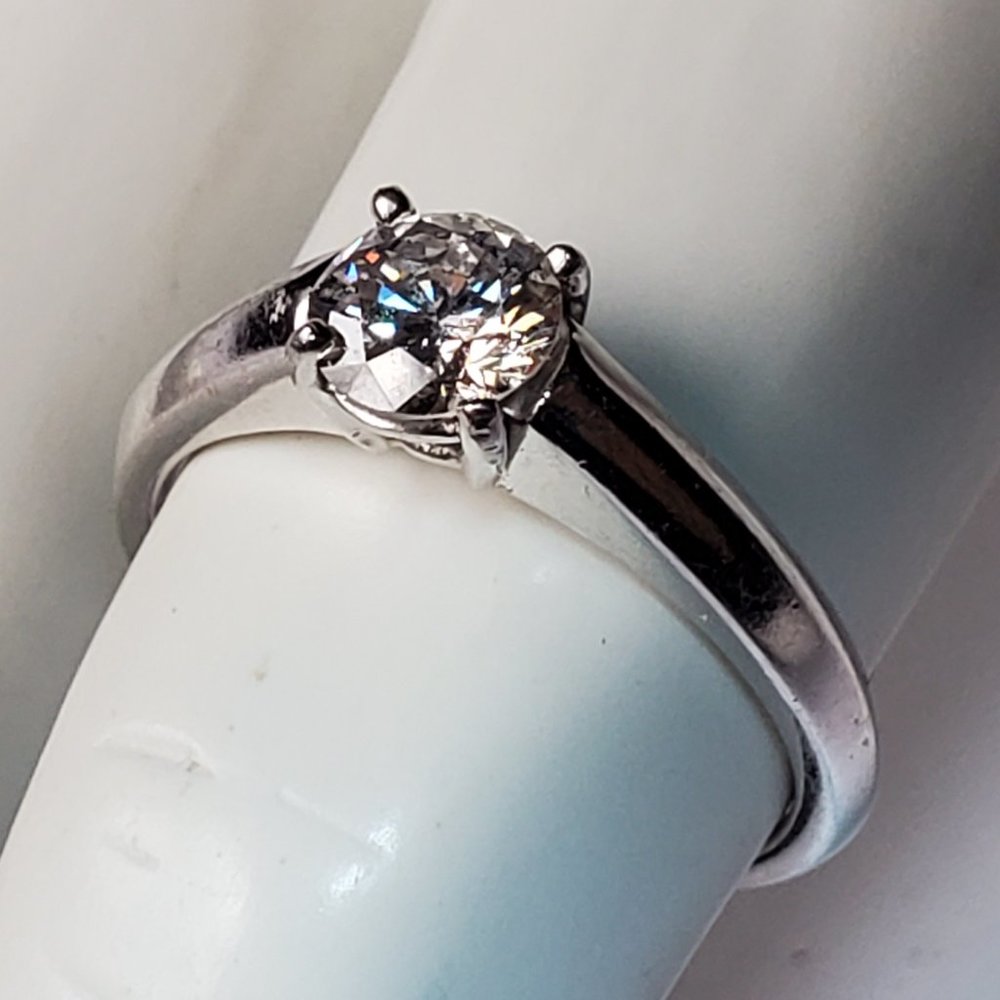 PLATINUM  DIAMOND  RING - Picture 2 of 6